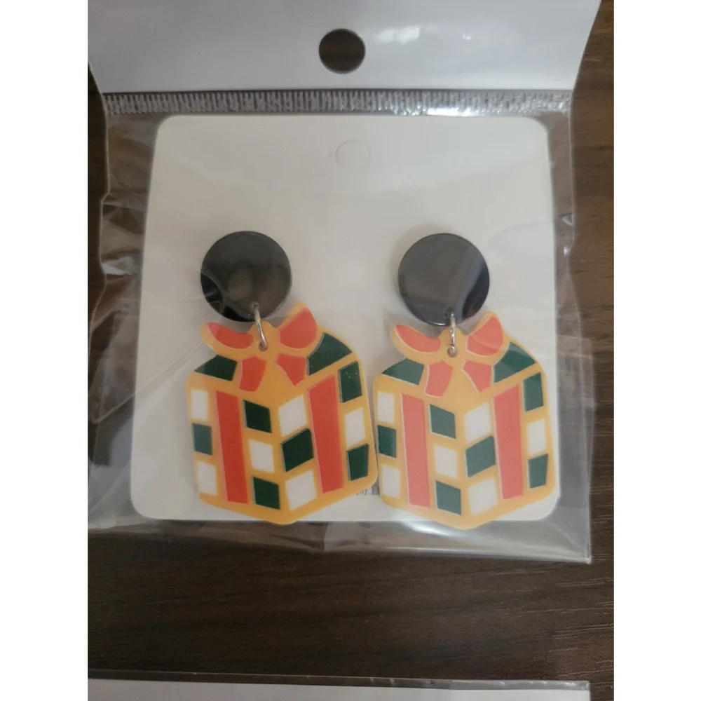 NWT- Set of 6 pairs -Acrylic Christmas earrings